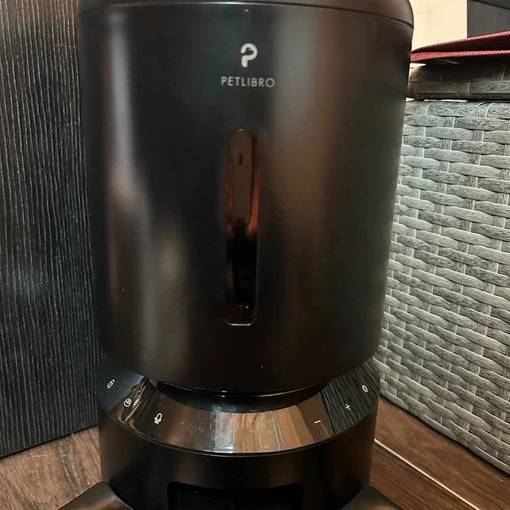 Cat feeder-automatic